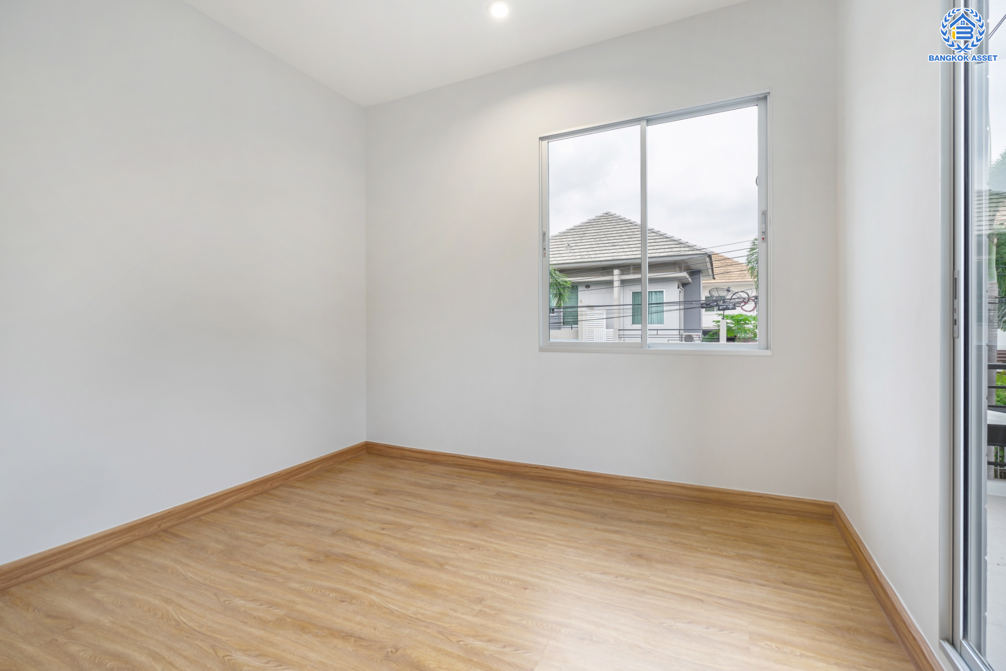 บ้านมือสองตกแต่งใหม่ ม.วิลล่าการ์เด้น3 บางกรวย-ไทรน้อย เนื้อที่ 52.6 ตร.ว. ฟังก์ชัน 3 ห้องนอน  3 ห้องน้ำ 1 ห้องอเนกประสงค์ จอดรถได้ 2 คัน บรรยากาศเป็นส่วนตัว บนทำเลศักยภาพ ใกล้เซ็นทรัลเวสต์เกต เชื่อมต่อหลายเส้นทาง ถ.รัตนาธิเบศร์, ถ.กาญจนาภิเษก และราชพฤกษ์ และรถไฟฟ้า "สถานีบางพลู"